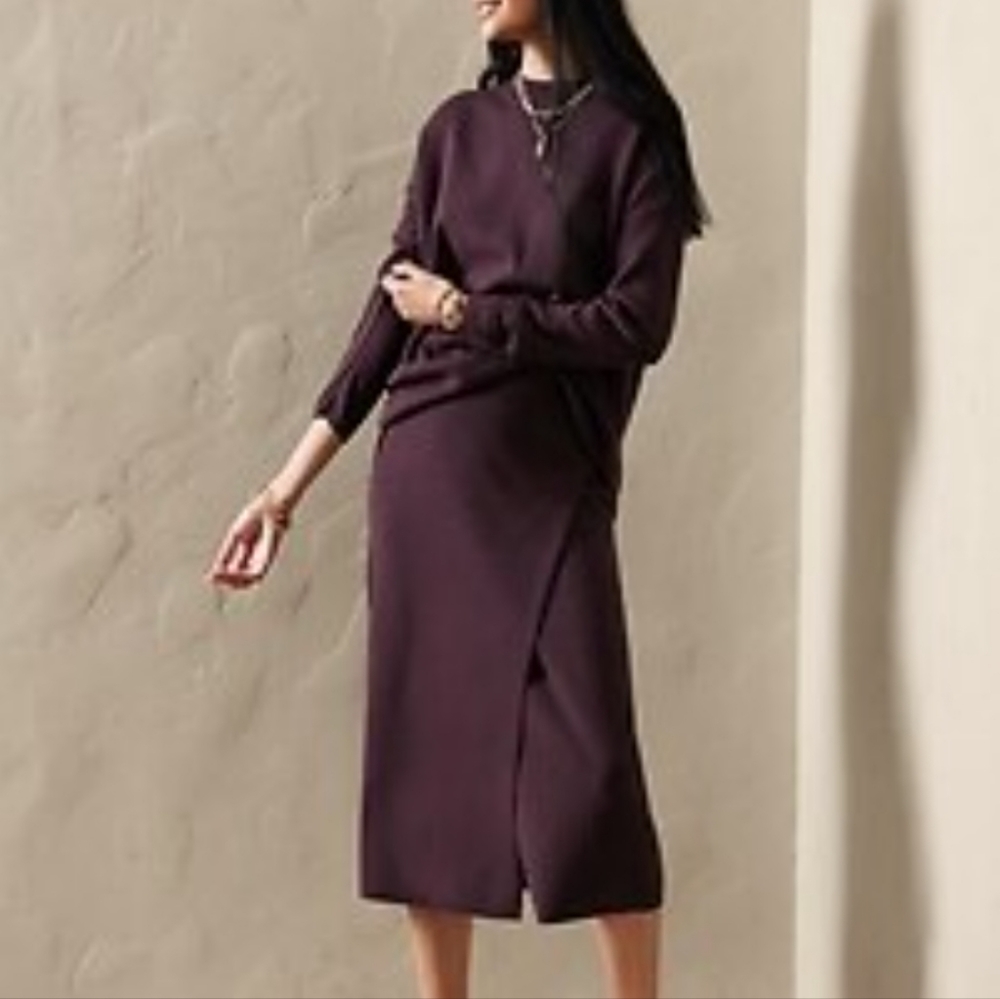 Banana Republic sweater skirt, excellent condition, never worn, Maroon - Medium